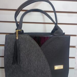 Bolso de Mano Geométrico en Tonos Gris y Negro con Detalles Dorados